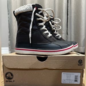 Crocs snow boot W6… used twice… are in great condition
